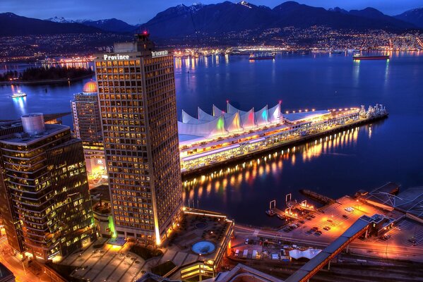 Puerto deportivo en Vancouver por la noche