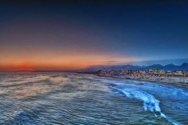 Surf in mare al tramonto serale