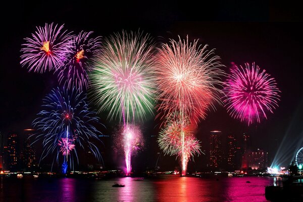 Fuegos artificiales y fuegos artificiales en la ciudad de la noche