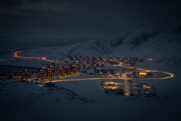 Petite ville dans les montagnes enneigées dans la nuit