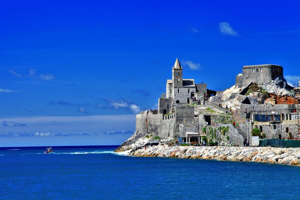Église au bord de la mer en Italie