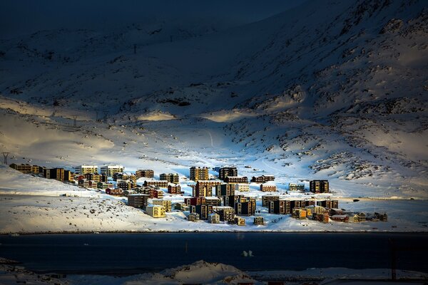 Città artica in Groenlandia in inverno
