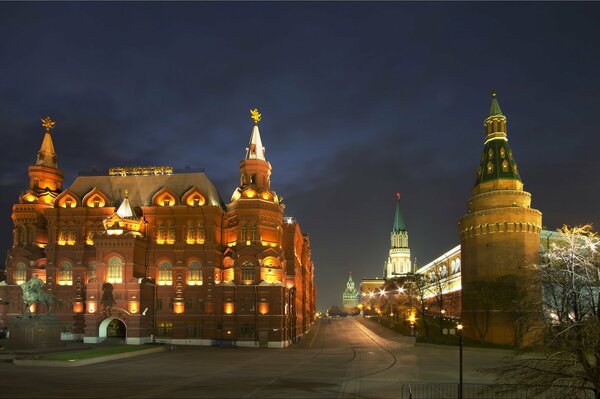 Kremlin de Moscou dans la nuit dans les lumières de la ville