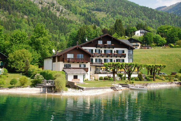 Ein Haus in einem Stück von der Hektik und dem Lärm der Stadt