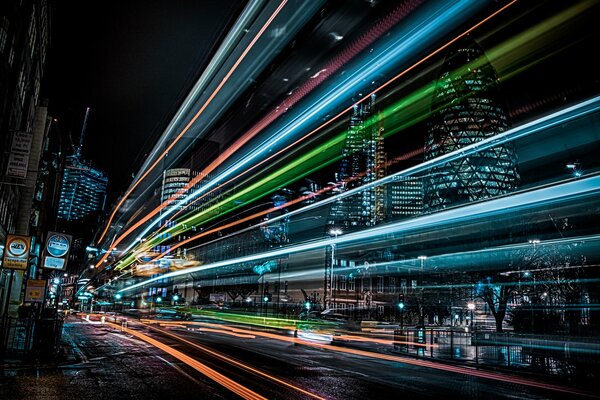 Luci della città di notte a Londra in velocità