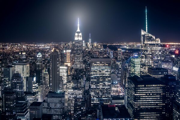 Nächtliches New York im Licht der Lichter. Viele Häuser