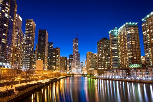 Chicago in der Nacht. Wolkenkratzer spiegeln sich in den Gewässern des Flusses wider