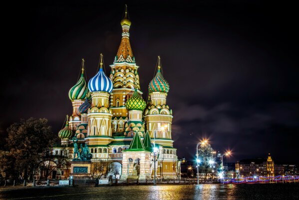 Московский Кремль ночью, на фоне тёмного неба