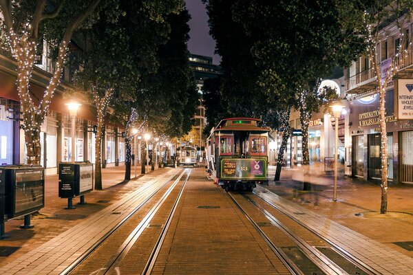 Tram ferroviario tra fonoray, alberi in California