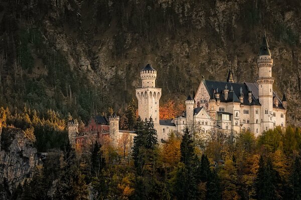 Bajkowy zamek Neuschwanstein w górach
