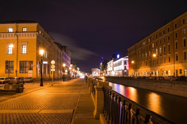 Kanał Griboedova w nocnym Piotrze