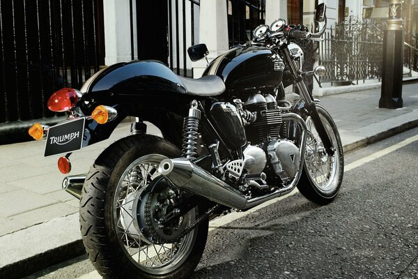 Moto parcheggiata sulla strada