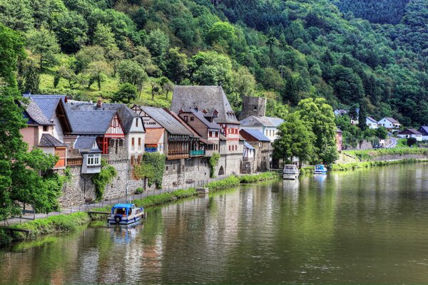 Casas a orillas del pintoresco río