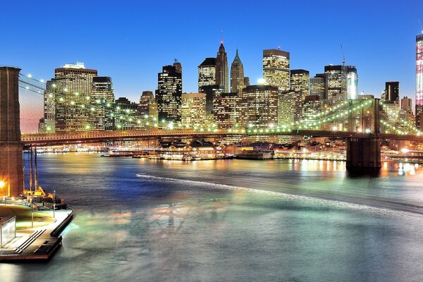 Panorama du pont de Brooklyn sur le Détroit de l East River