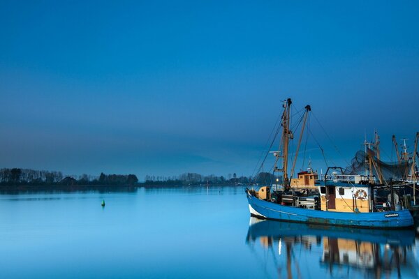Schiff auf dem Wasser in Ruhe