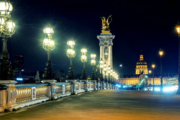 Linternas en la noche en el puente Alejandro III de París