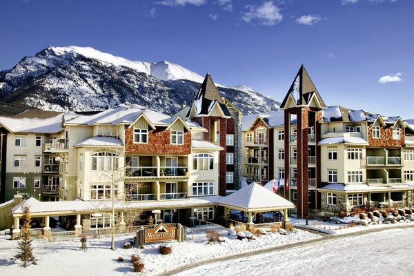 Ciudad de invierno en Canadá en medio de la nieve en las montañas