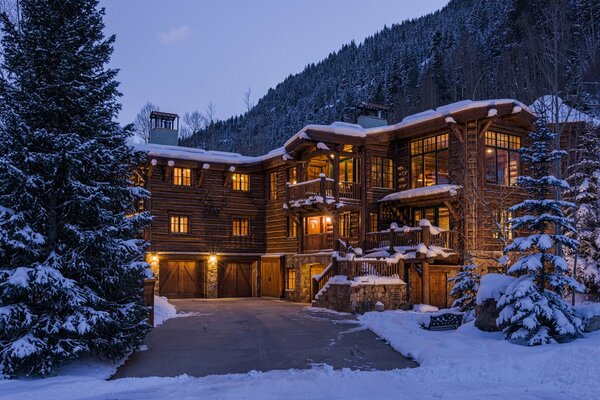 Maison de campagne en bois au milieu de la forêt d hiver