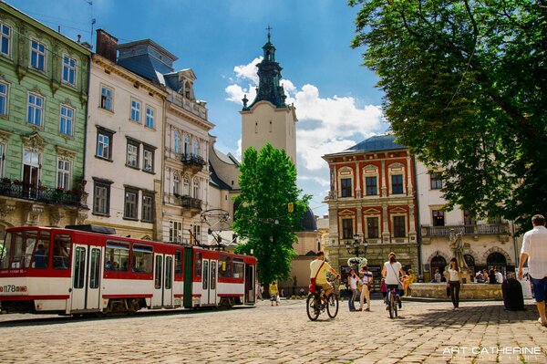 Journée d été à Lviv. Tramway urbain