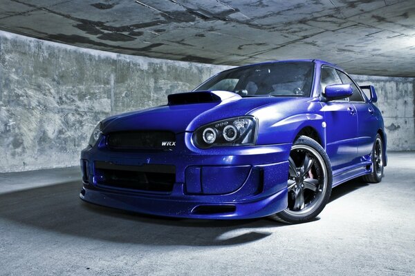 Blauer Subaru Impreza Verkehr durch den Tunnel
