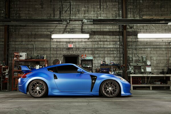 Nissan Tuning Autos in blauer Farbe