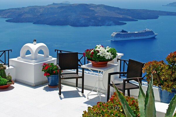 Isla De Santorini. Vistas al mar Egeo, isla desde el balcón
