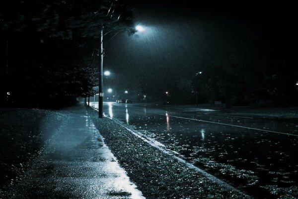 Strada notturna sotto la pioggia