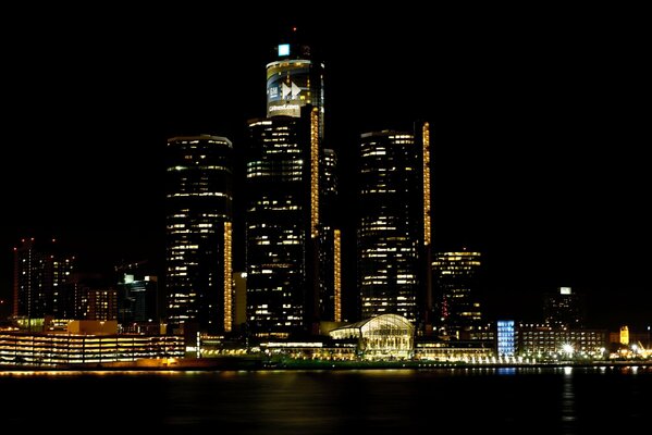 La ville de nuit allume la lumière des fenêtres