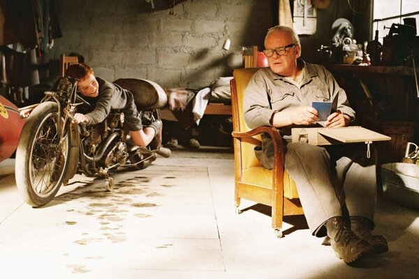 Anthony Hopkins im Sessel mit einem Jungen auf einem Motorrad