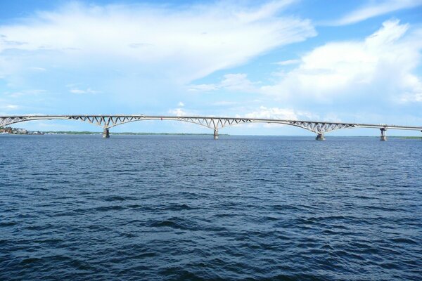 Ponte Saratov sul fiume Volga matushka