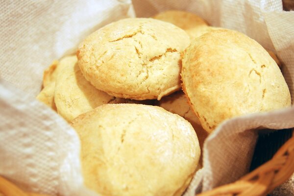 Cesto pieno di biscotti croccanti e saporiti