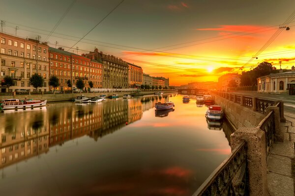Fontanka, puesta de sol en el canal en San Petersburgo