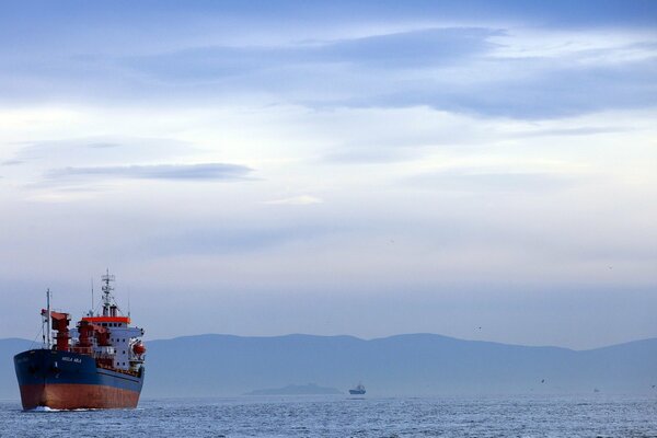 Das Schiff schwimmt in der Anlegestelle