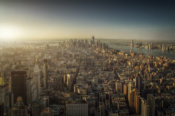 Vue de haut sur les maisons et les gratte-ciel de la ville de New York