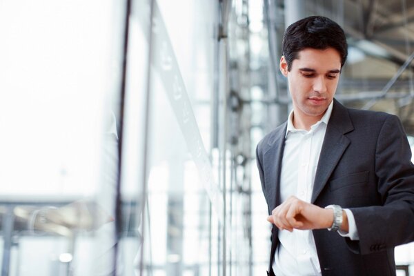 Un homme avec une horloge près de la fenêtre