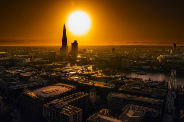 Alba sui tetti di Londra