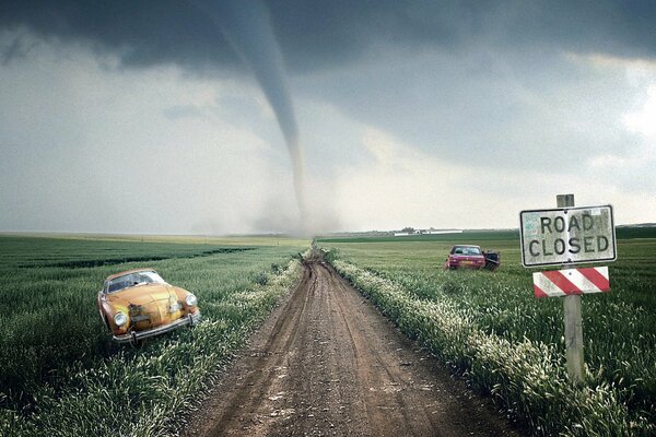 Herannahender Tornado, Autos an den Rändern einer Landstraße geworfen