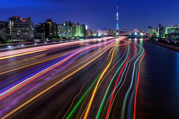 Hermosas luces en la carretera