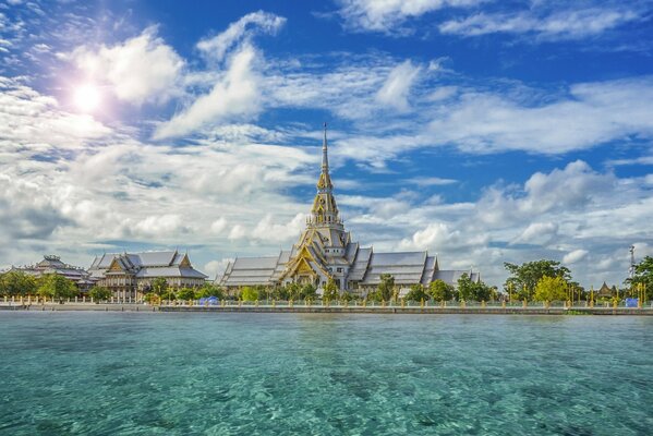 Ein Tempel an der Strandpromenade neben dem Wasser in Thailand