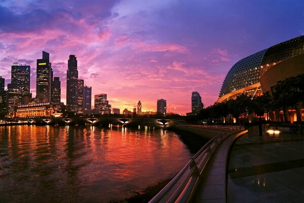 Gratte-ciel de la ville de Singapour au coucher du soleil