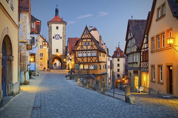 Abendlichter in den Straßen der Stadt