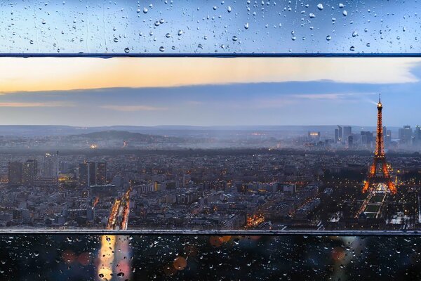 Gouttes de pluie sur verre à Paris. Lumières de la tour Eiffel