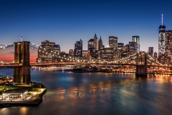Pont de Brooklyn sur le fond de la nuit de New York