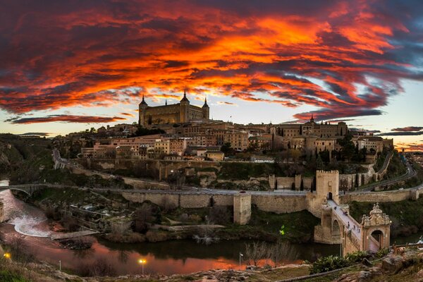 Spanien roter Himmel glüht über dem Schloss