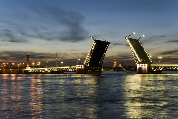 Hermoso puente levadizo en la ciudad