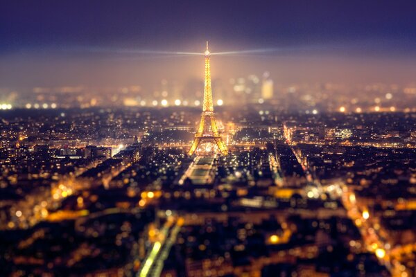 La torre Eiffel en París por la noche. Luces nocturnas de la metrópoli
