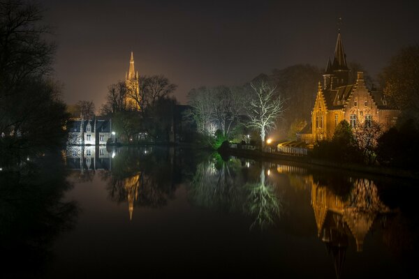 La ciudad belga de Brujas iluminada por linternas