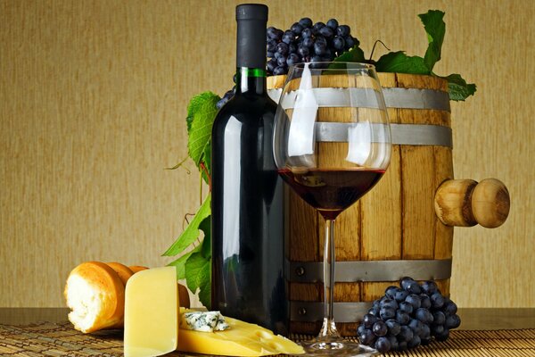 Vino aromatico accanto a UVA e formaggio