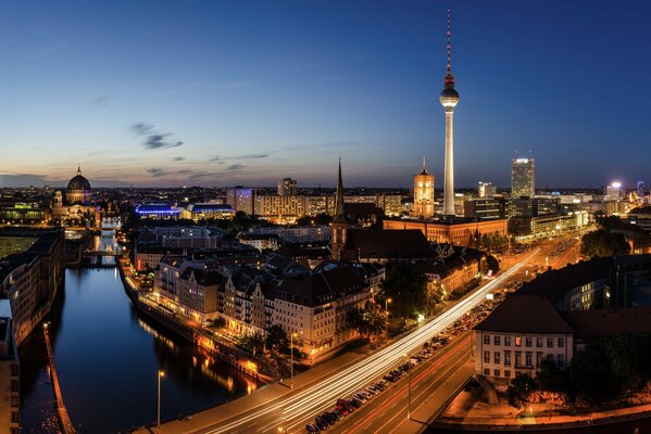 Camino en el centro de la noche de Berlín
