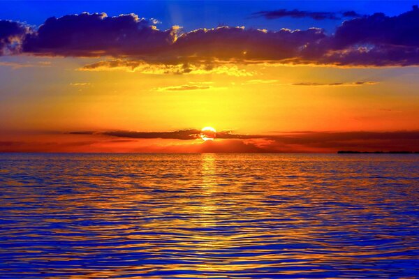 Tramonto infuocato nel mare